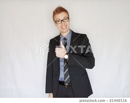 A businessman who gestures "good" 81498516