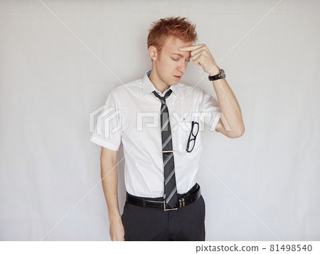 打手勢“我不記得了”的上班族 打手勢“我不記得了”的上班族 81498540