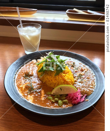 Spice curry and lassi 81498742