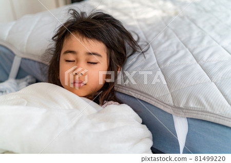 Child's sleeping face 81499220