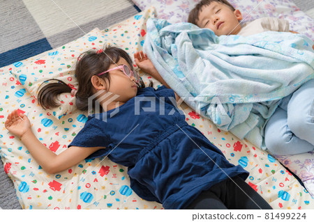 Child's sleeping face 81499224