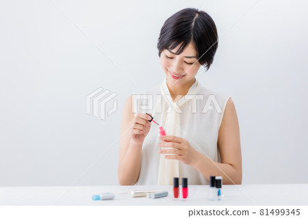 Young woman beauty 81499345