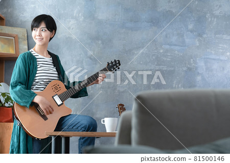 A woman enjoying music 81500146