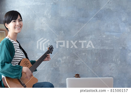 一個女人享受音樂 一個女人享受音樂 81500157