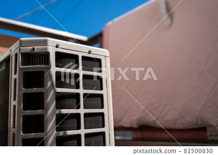 在室外機前擦乾被褥 在室外機前擦乾被褥 81500830