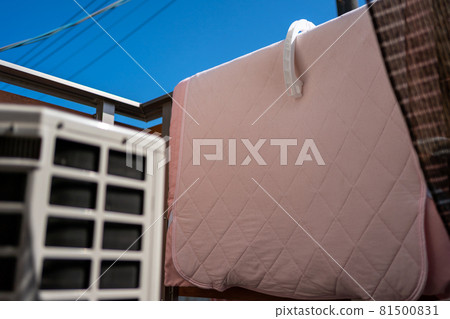 在陽台上曬被褥 在陽台上曬被褥 81500831