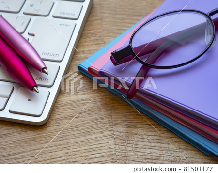 商業形象·筆記本·PC·眼鏡·女性 商業形象·筆記本·PC·眼鏡·女性 81501177