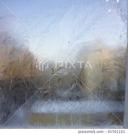 View of the old city house from a frozen winter window. Texture ice patterns on glass. Selective focus. View of the old city house from a frozen winter window. Texture ice patterns on glass. Selective focus. 81501181