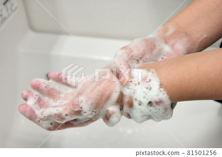 A woman who carefully wash her hands to prevent virus infection 81501256