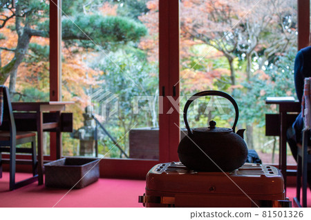 A Japanese space where the iron kettle of Nanbu Tekki is warmed with a stove A Japanese space where the iron kettle of Nanbu Tekki is warmed with a stove 81501326
