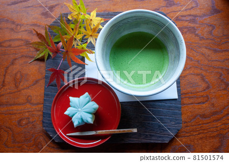 木盤上的 Neri-kiri 和抹茶 秋天 81501574