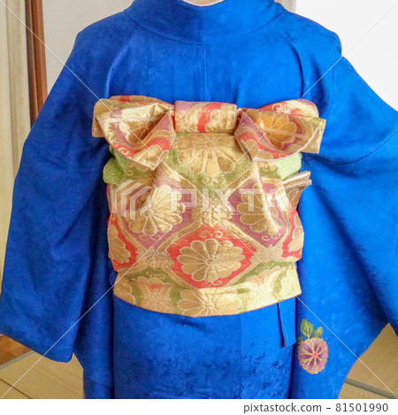 Kimono obi, a strange knot with a ribbon on a drum, back view Kimono obi, a strange knot with a ribbon on a drum, back view 81501990