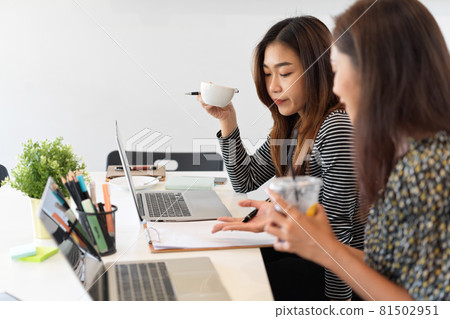 Businesswomen discussing about business strategy while drinking coffee 81502951