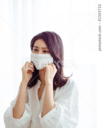 亞洲年輕女性在家戴外科口罩防止隔離感染新冠肺炎或流感 亞洲年輕女性在家戴外科口罩防止隔離感染新冠肺炎或流感 81503710