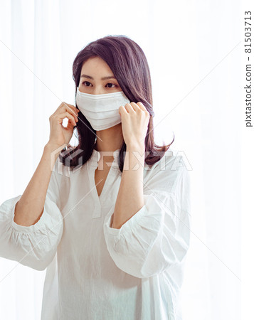 亞洲年輕女性在家戴外科口罩防止隔離感染新冠肺炎或流感 81503713