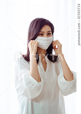 亞洲年輕女性在家戴外科口罩防止隔離感染新冠肺炎或流感 亞洲年輕女性在家戴外科口罩防止隔離感染新冠肺炎或流感 81503714