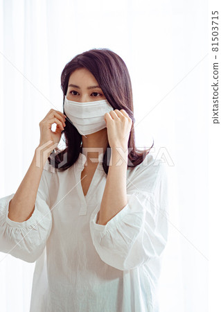 亞洲年輕女性在家戴外科口罩防止隔離感染新冠肺炎或流感 亞洲年輕女性在家戴外科口罩防止隔離感染新冠肺炎或流感 81503715