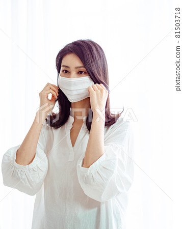 亞洲年輕女性在家戴外科口罩防止隔離感染新冠肺炎或流感 亞洲年輕女性在家戴外科口罩防止隔離感染新冠肺炎或流感 81503718