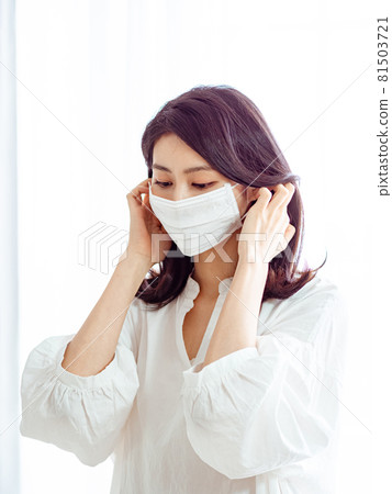 亞洲年輕女性在家戴外科口罩防止隔離感染新冠肺炎或流感 81503721