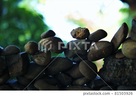 Masonry with pebbles piled up 81503926