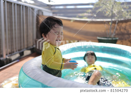 Children having fun playing in the pool 81504270