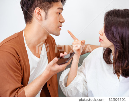 亞洲年輕女人和亞洲年輕男人在意見討論上有分歧,正在溝通. 亞洲年輕女人和亞洲年輕男人在意見討論上有分歧,正在溝通. 81504301