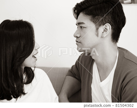 Asian young woman and Asian young man have differences in opinion discussion and are communicating. Asian young woman and Asian young man have differences in opinion discussion and are communicating. 81504302