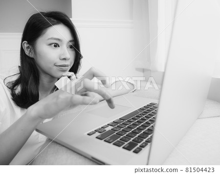 Young Asian women use credit cards and laptops to shop online during the epidemic prevention period at home 81504423