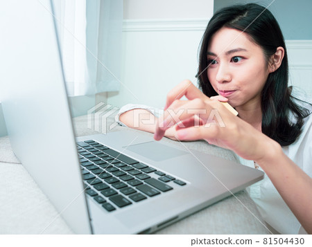 亞裔年輕女性防疫期間在家使用信用卡和筆記型電腦在網上購物 亞裔年輕女性防疫期間在家使用信用卡和筆記型電腦在網上購物 81504430