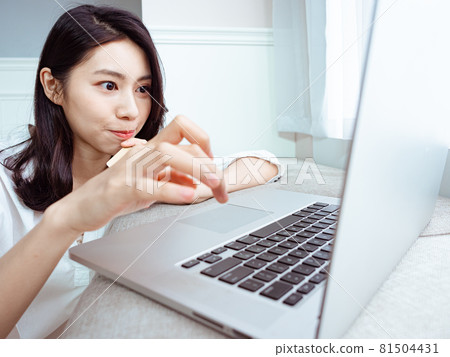 亞裔年輕女性防疫期間在家使用信用卡和筆記型電腦在網上購物 亞裔年輕女性防疫期間在家使用信用卡和筆記型電腦在網上購物 81504431