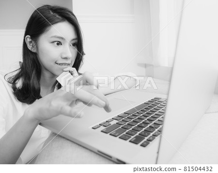 亞裔年輕女性防疫期間在家使用信用卡和筆記型電腦在網上購物 81504432