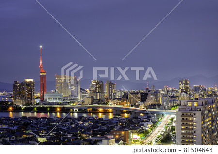 福岡的美麗夜景,閃耀著紅色的福岡塔 福岡的美麗夜景,閃耀著紅色的福岡塔 81504643