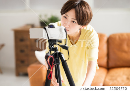 一位女士在拍攝前努力架設相機 一位女士在拍攝前努力架設相機 81504750