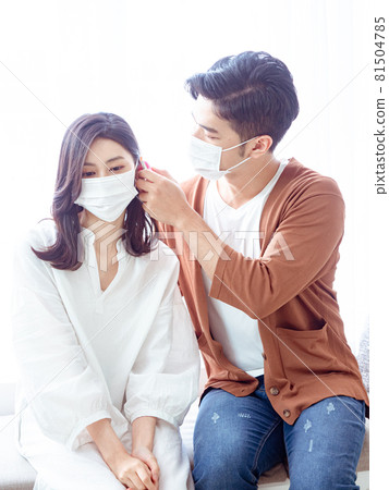 亞洲年輕女性和亞洲年輕男性在家戴外科口罩防止隔離感染新冠肺炎或流感 81504785