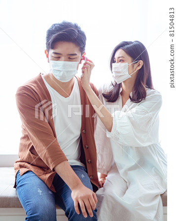 亞洲年輕女性和亞洲年輕男性在家戴外科口罩防止隔離感染新冠肺炎或流感 81504813