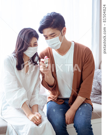 亞洲年輕女性和亞洲年輕男性在家戴外科口罩防止隔離感染新冠肺炎或流感 81504824