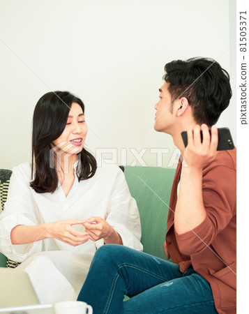這是已婚夫婦或戀愛中的外行人的看法。 這是已婚夫婦或戀愛中的外行人的看法。 81505371