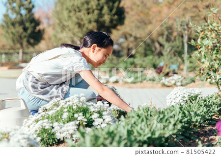 Girl gardening and gardening Girl gardening and gardening 81505422