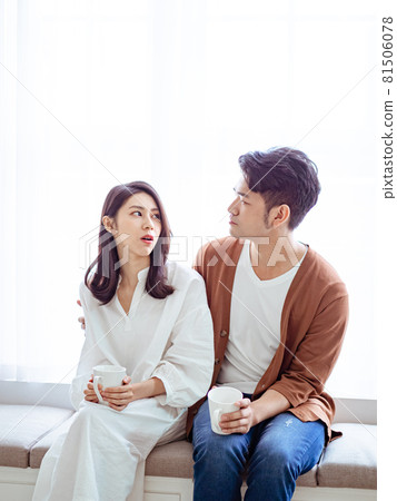 由一名亞洲女性、一名男性和一名亞洲居民撰寫的一年書籍。 由一名亞洲女性、一名男性和一名亞洲居民撰寫的一年書籍。 81506078