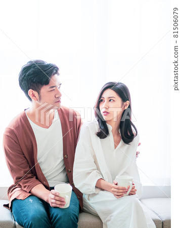 由一名亞洲女性、一名男性和一名亞洲居民撰寫的一年書籍。 由一名亞洲女性、一名男性和一名亞洲居民撰寫的一年書籍。 81506079