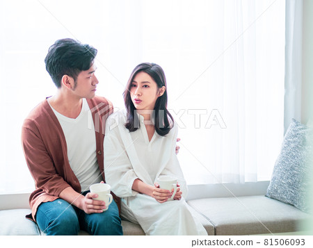 由一名亞洲女性、一名男性和一名亞洲居民撰寫的一年書籍。 81506093