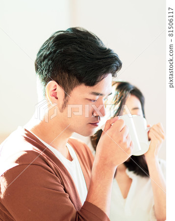 由一名亞洲女性、一名男性和一名亞洲居民撰寫的一年書籍。 由一名亞洲女性、一名男性和一名亞洲居民撰寫的一年書籍。 81506117