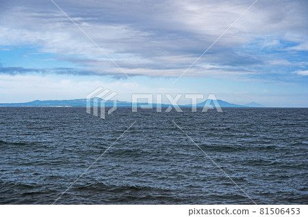 Kunashiri Island seen from Notsuke Peninsula 81506453