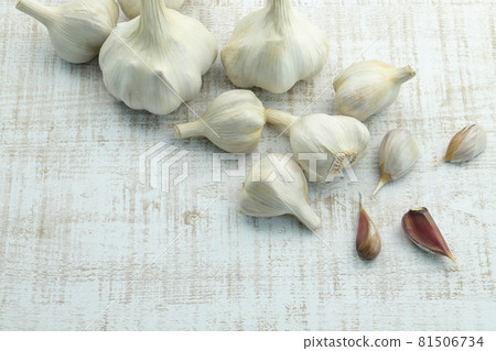 Garlic scattered randomly Garlic scattered randomly 81506734