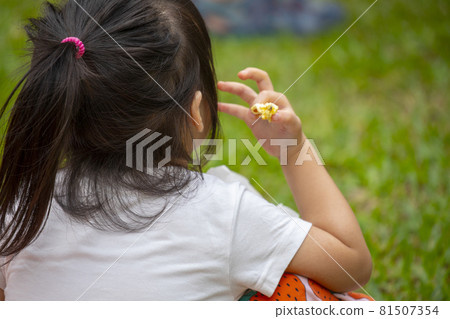 Community activities, kids eating snacks, kids eating snacks 81507354