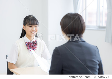 Educational image Female students interviewed Photographing cooperation: Japanese language school attached to Chuo Institute of Technology 81508775