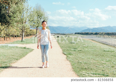 走在路上的小學生 走在路上的小學生 81508858