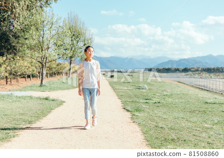 走在路上的小學生 走在路上的小學生 81508860