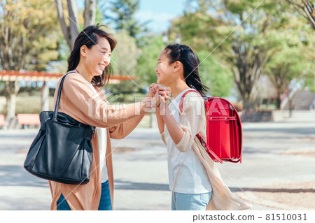 Girl complimented by her mother Girl complimented by her mother 81510031