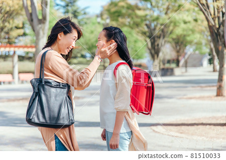 Girl loved by her mother Girl loved by her mother 81510033